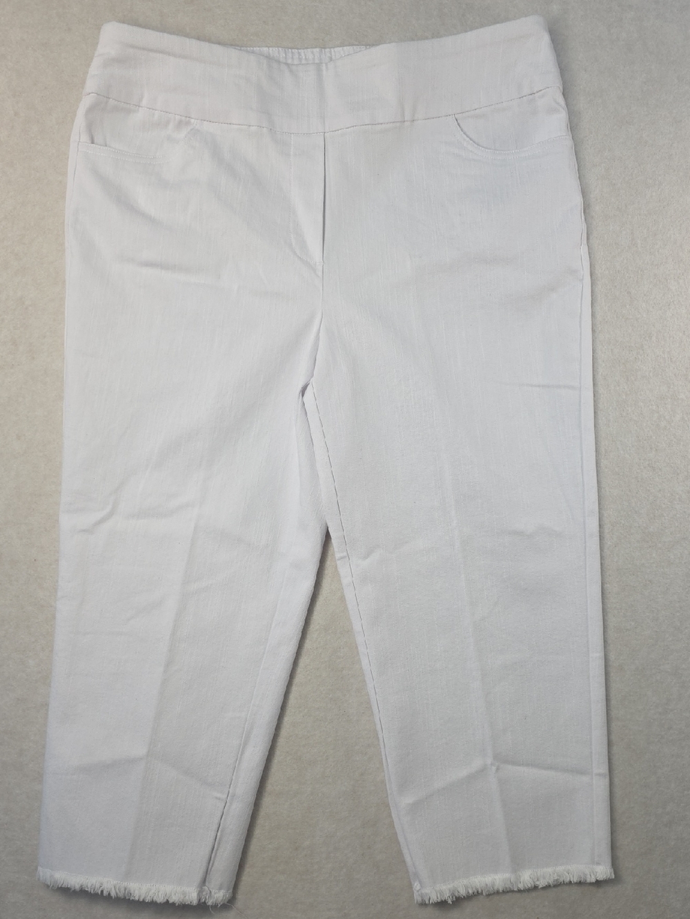 Alfred Dunner White Cropped Frayed-Hem Pull-On Pants